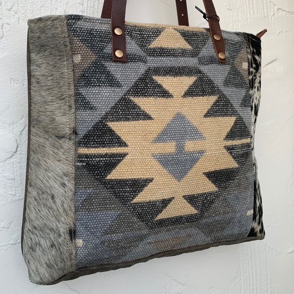 Last 1 New Amazing Boho Tote Handbag w/Leather - Picture 3 of 5